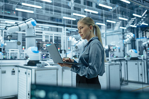 Jak automatyzacja i robotyzacja procesów produkcyjnych wpływa na wydajność produkcji?